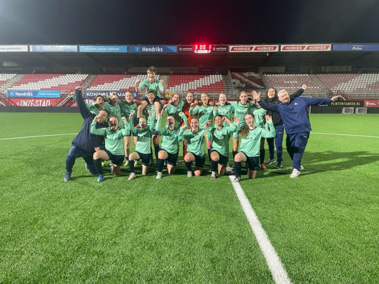 MO13.1 wint in het stadion!